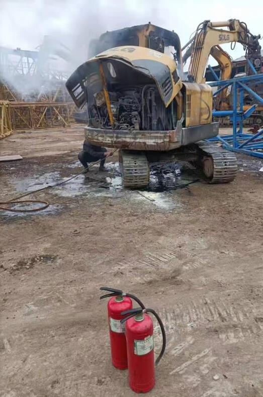 挖掘机着火冒黑烟 临沂一公交司机紧急伸援手