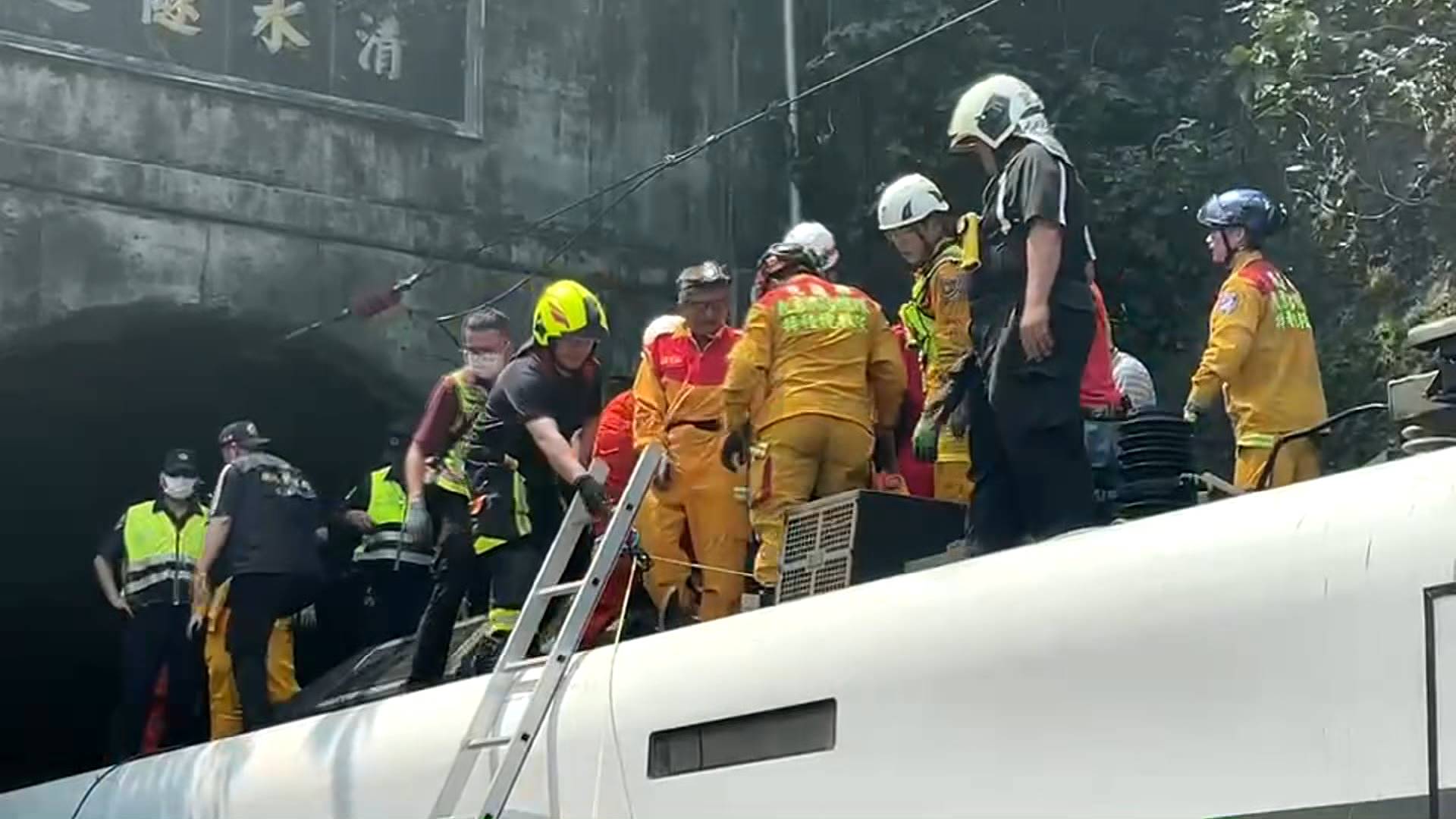 51秒台湾列车出轨事故罹难人数上升至48人涉事厂商负责人已被警方带回
