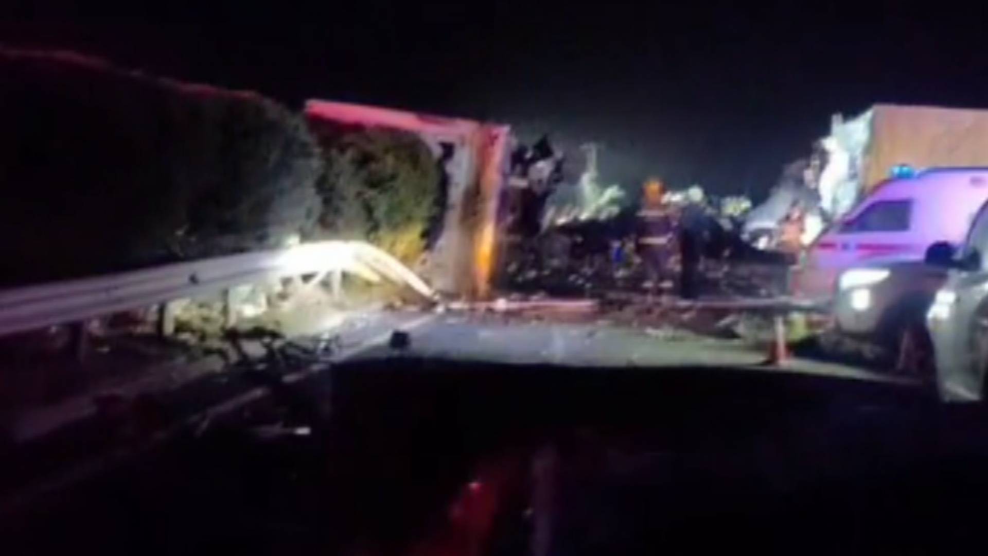 39秒｜沈海高速盐城段发生一起多车相撞交通事故致11死19伤