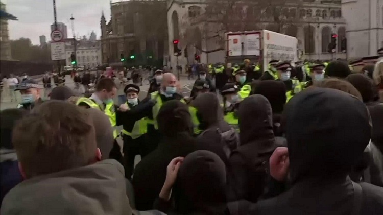 57秒｜伦敦针对新警察法案的抗议升级 抗议人群质问：你们为谁服务？