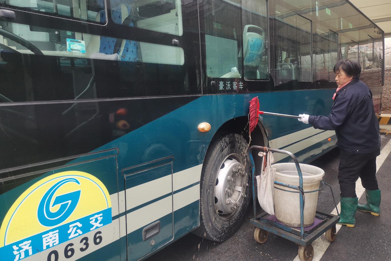 状况受洒水作业,道路环境影响大,这些都加大了车辆保洁难度,洗车皮,拖