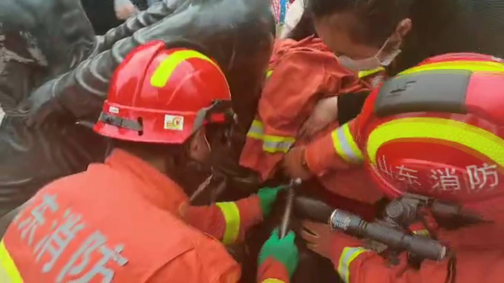 33秒丨泰安一幼儿卡在雕塑中 消防员破拆雕塑营救
