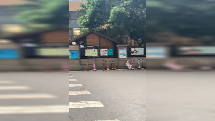23秒｜幼儿园门外停一排滑板车 网友：孩子也要早起抢车位了