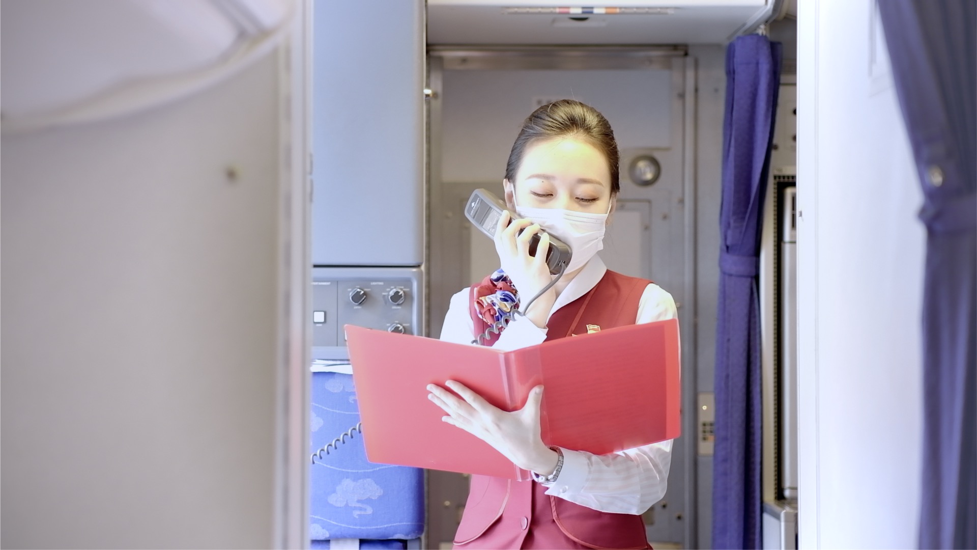 山东新闻 科教社会在sc4975济南-哈尔滨航班上,山航乘务宣讲员向旅客