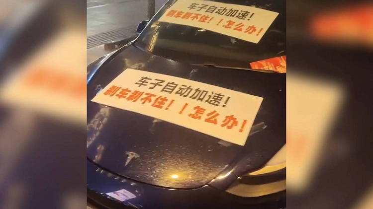 50秒｜南寧一輛特斯拉露天停放半月 車身掛滿“剎車剎不住”橫幅