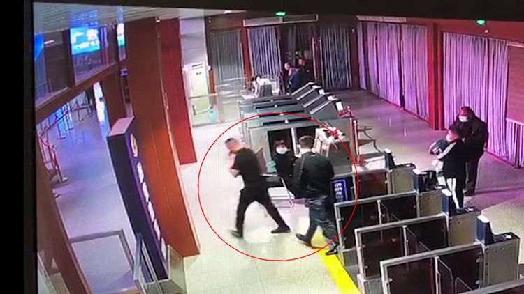 60秒｜酒后无票硬闯大闹火车站，聊城一男子被拘留