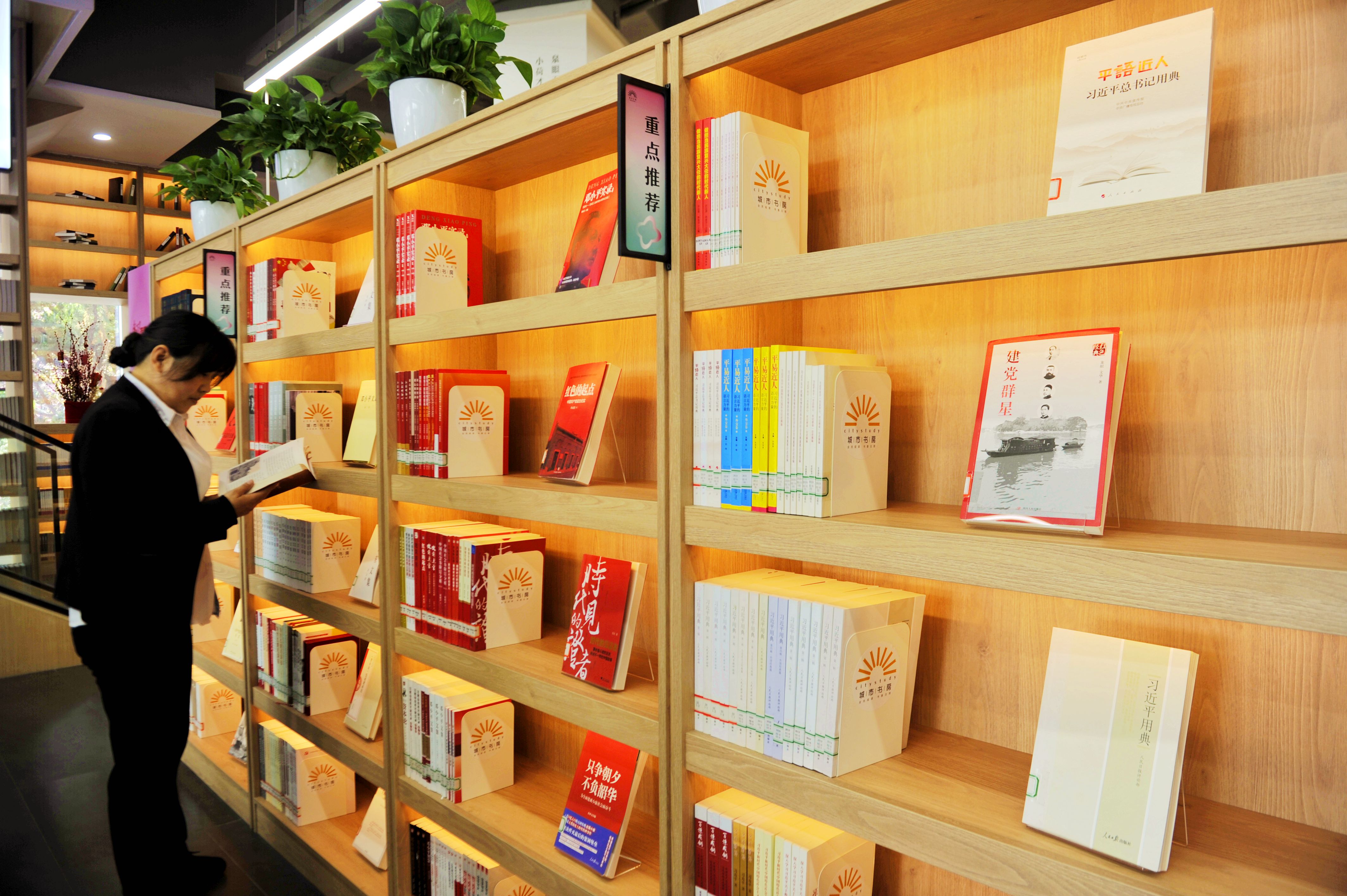 4月25日,在山东省日照市城市书房樱花园馆中,参加过解放战争,抗美