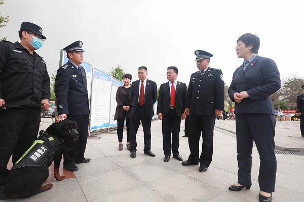 青岛即墨公安雷霆行动打掉13个恶势力犯罪团伙抓获1371人 追缴赃款230