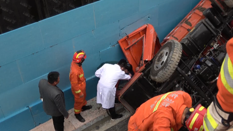 26秒｜拉土车侧翻司机被卡驾驶室 滨州消防员紧急救援
