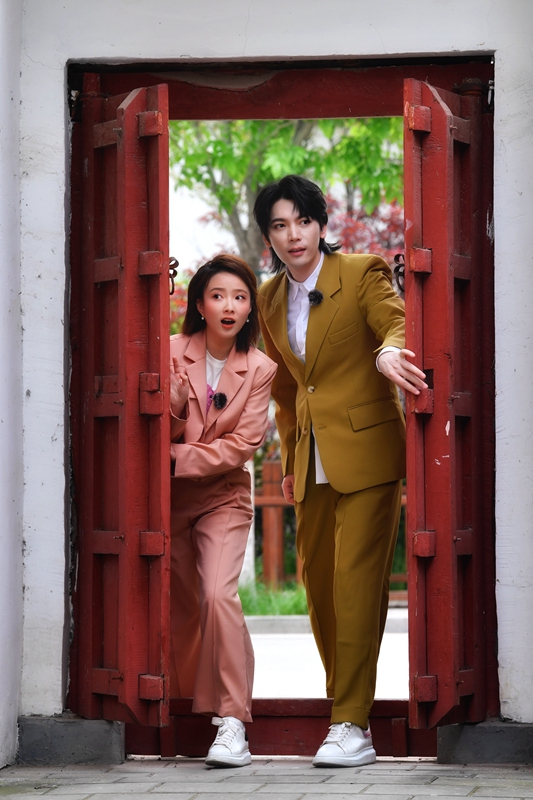 歌手简弘亦 刘至佳录制山东卫视《寻声记》 改编《弹起我心爱的土琵琶