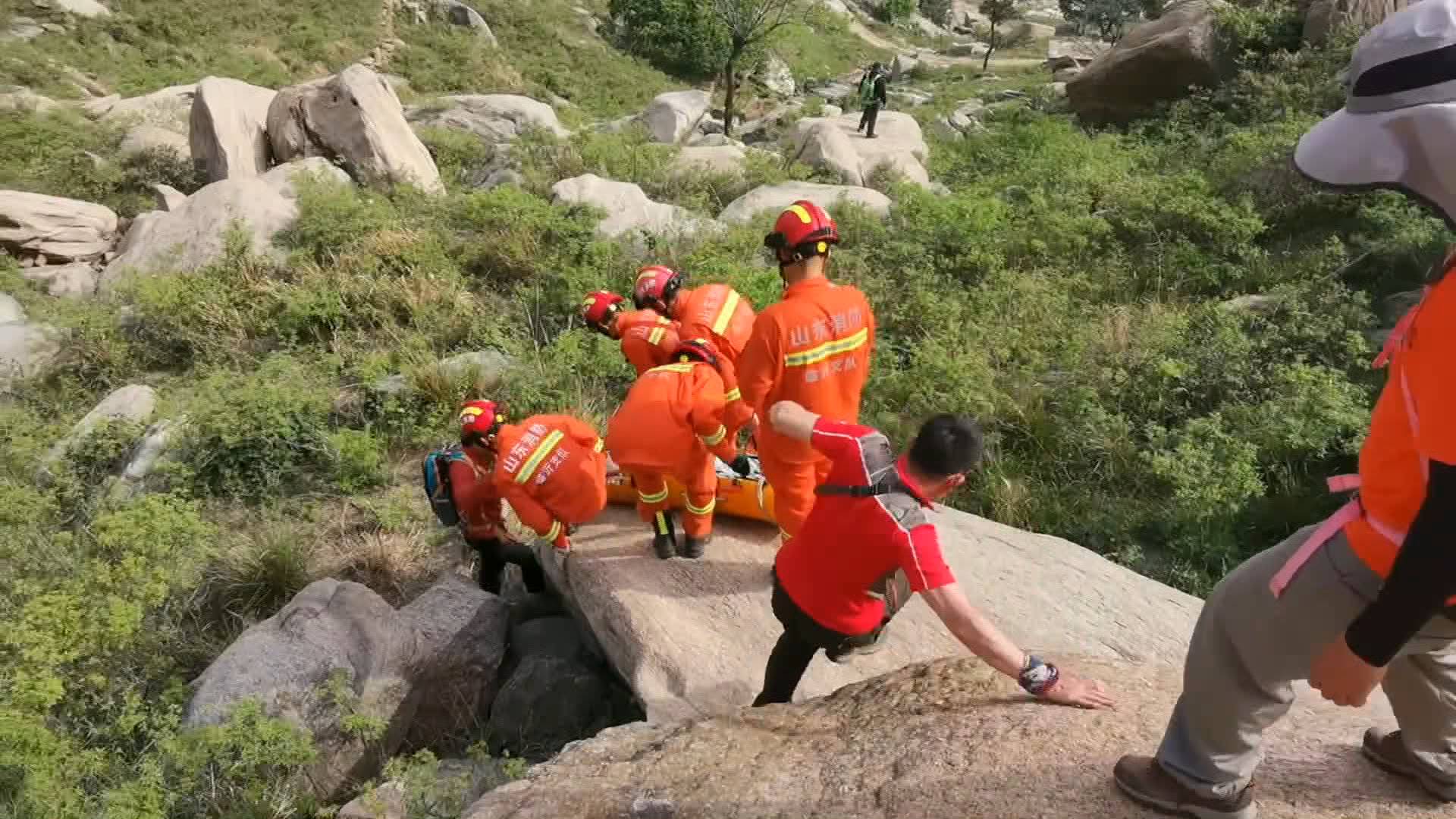 临沂一驴友登山摔伤致小腿骨折 消防员3小时翻山越岭艰难营救