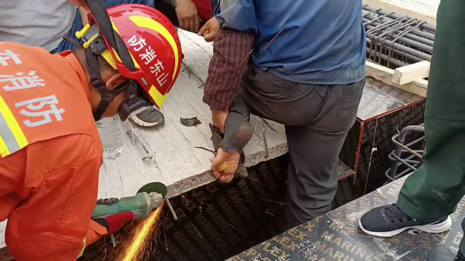 惊险！济南一建筑工人被钢筋刺入半个脚掌 消防紧急救援