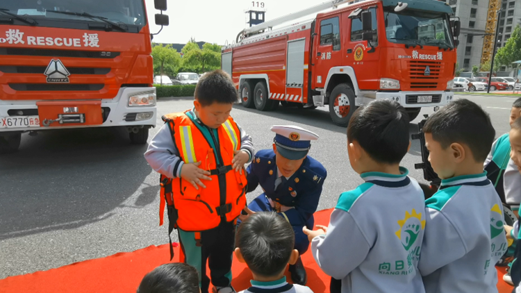 滨州消防“蓝朋友”牵手“小朋友” 零距离学习消防知识