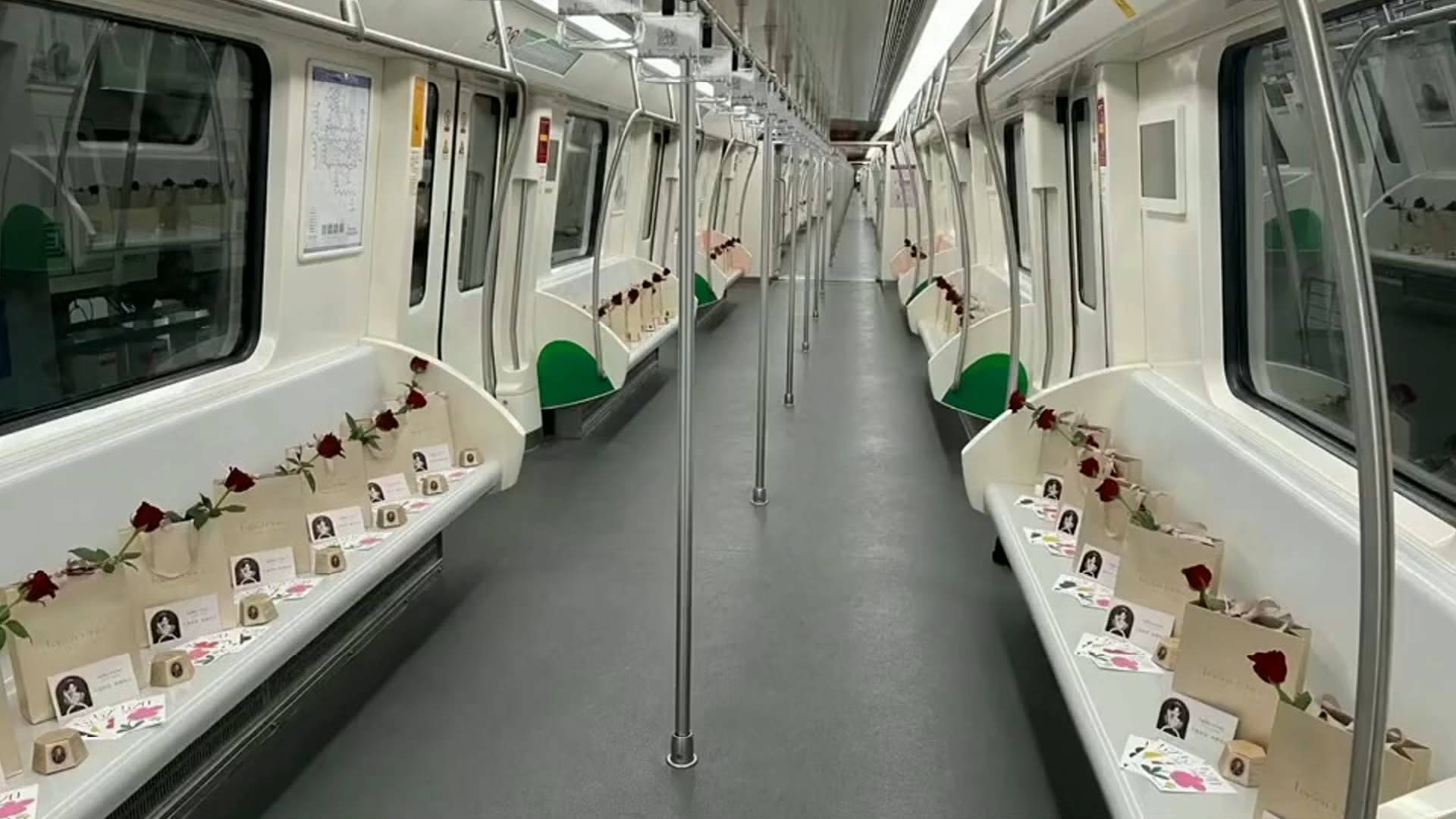 浪漫又惊喜郑州地铁5号线首班列车为乘客们送玫瑰花礼盒