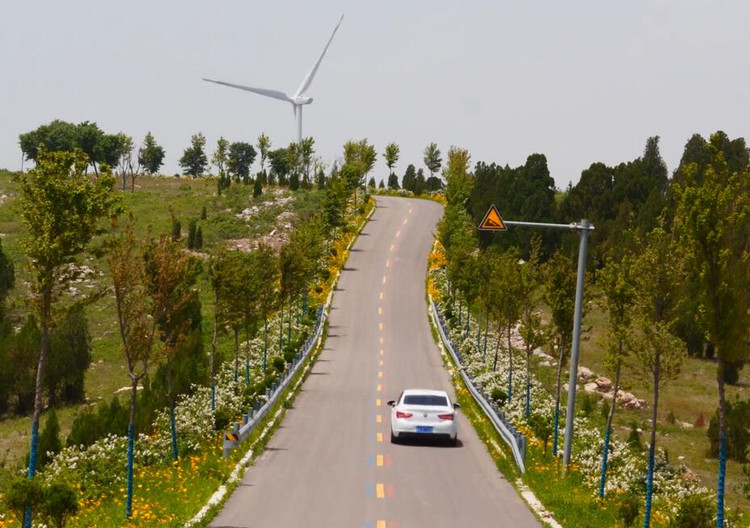 潍坊安丘蜿蜒天路繁花开诗意公路醉游人