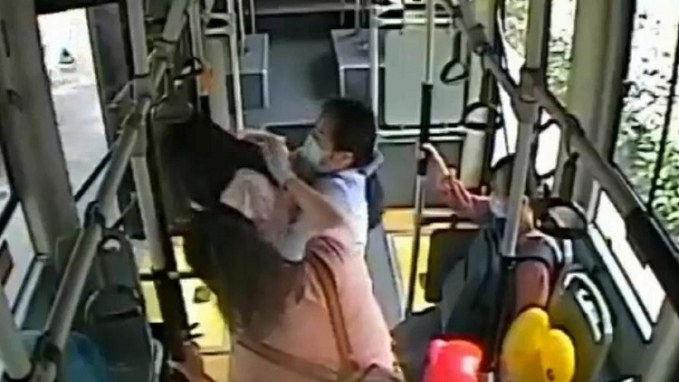乘客吃面包被卡喉咙 公交司机用“海姆立克”急救法对其进行救助