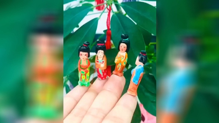 高中老师开设粉笔雕刻课程唐宫夜宴仕女俑惟妙惟肖