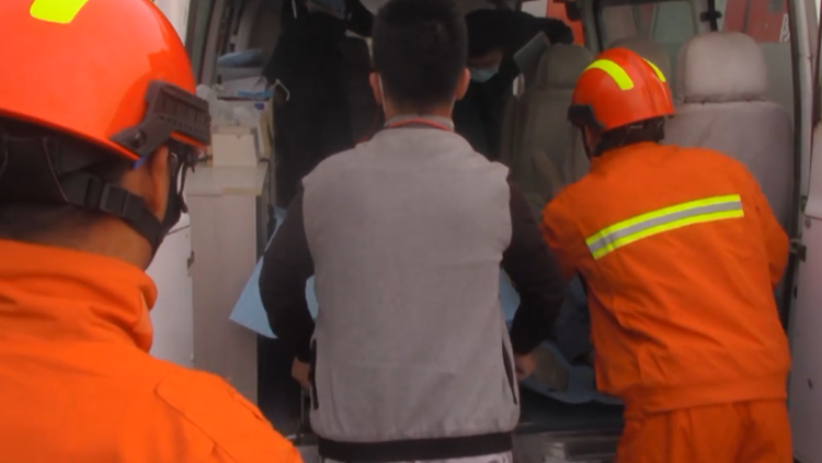滨州无棣发生一起车祸一人被困 消防紧急救援