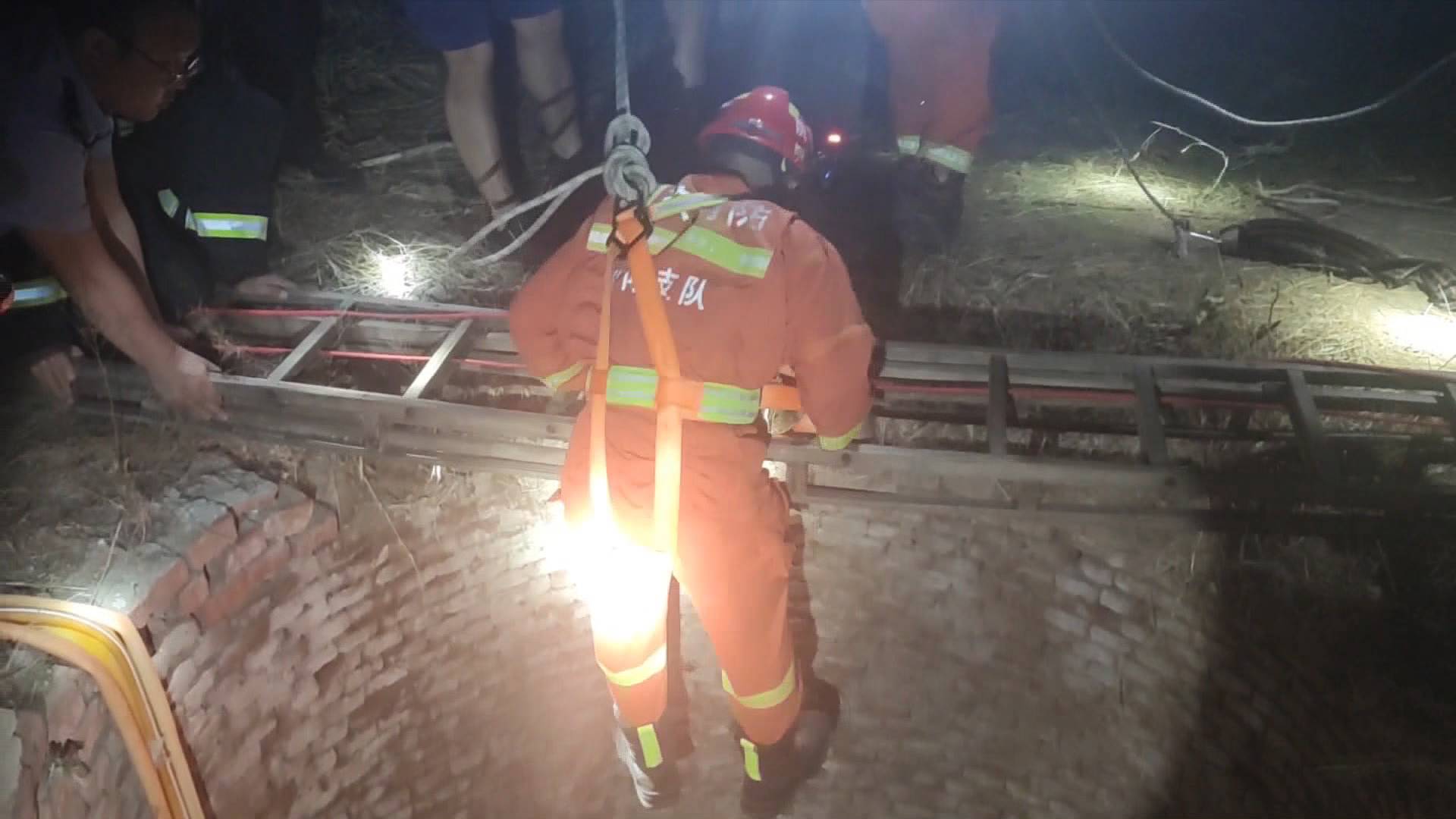 淄博一六旬老人坠入10米深井 抓住一根“救命水管”等来消防救援