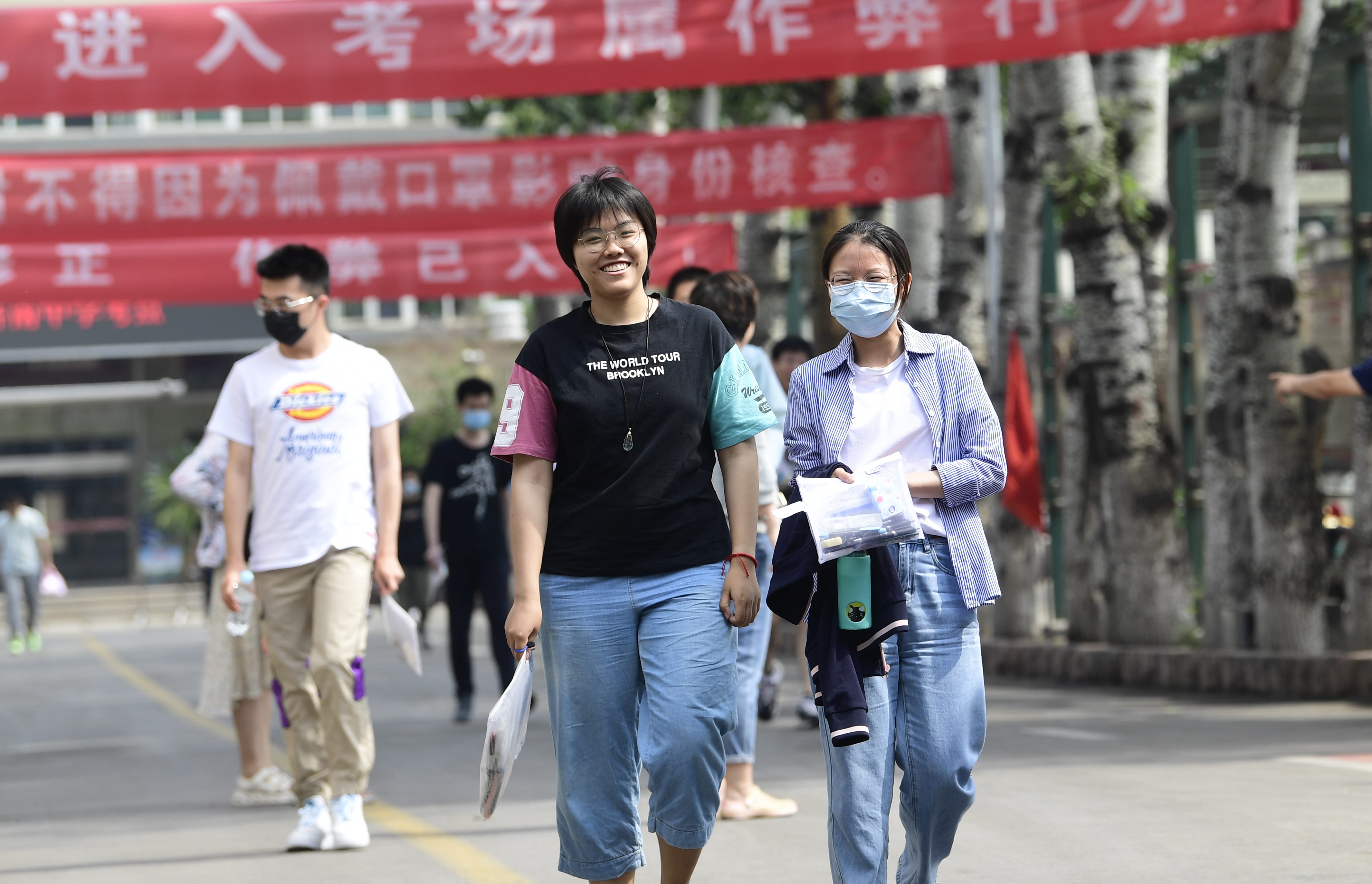直击山东高考丨送考家长全程暖心陪伴,用手机记录孩子人生重要时刻
