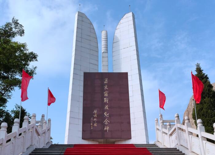 孟良崮战役遗址距烈士陵园5公里.