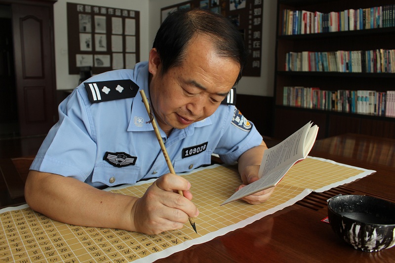 用时3个月、长28米，济南一民警毛笔小楷手抄《共产党宣言》