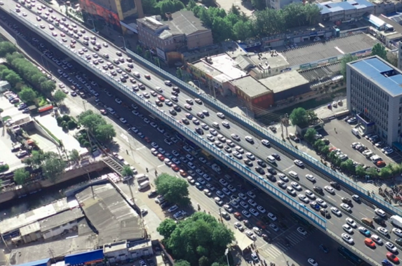 济南北园历山路口优化交通测试,7点到21点东下桥口限时"禁左"