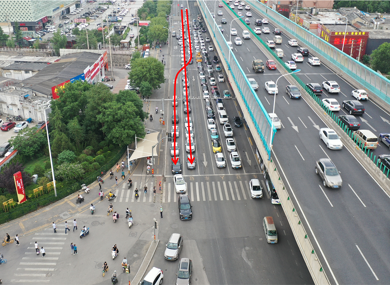 (北园高架桥上排队情况直行车道"真空区")