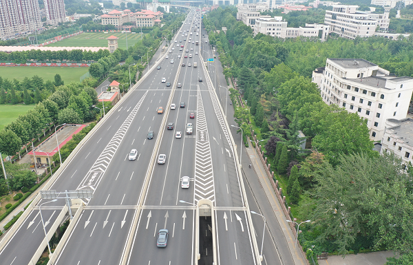 西向东方向,舜德路上桥匝道左侧至合流点前方主车道的虚线改为实线