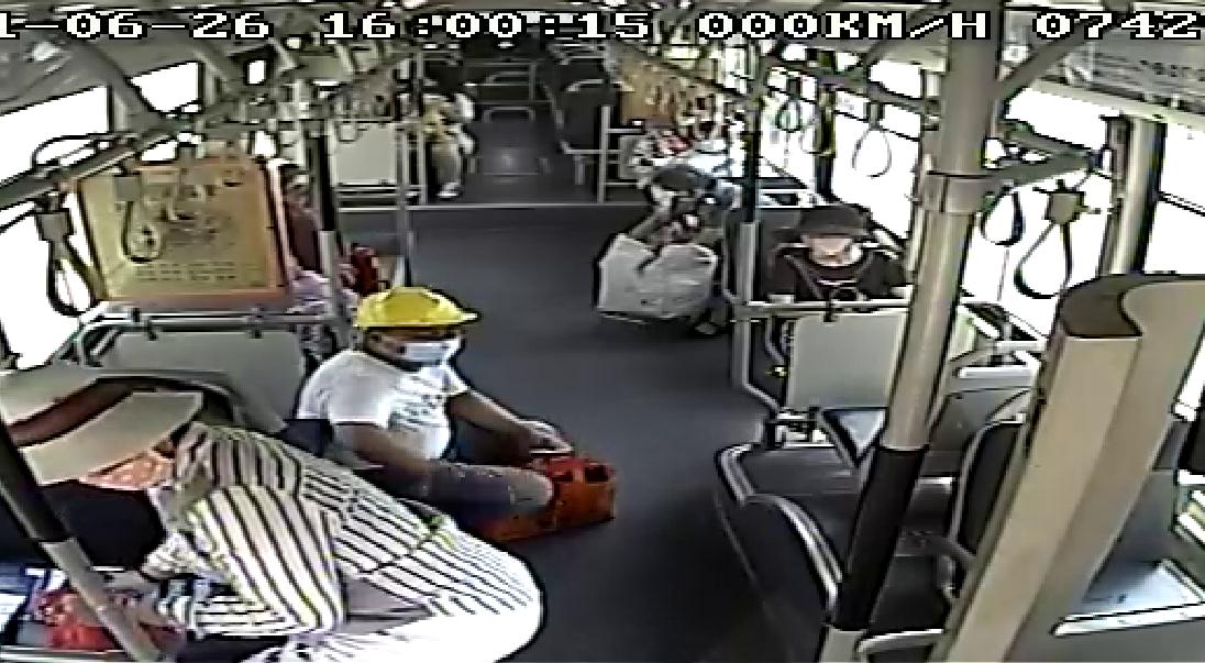 怕弄脏座位农民工不坐座椅 济南公交司机的举动“太暖了”