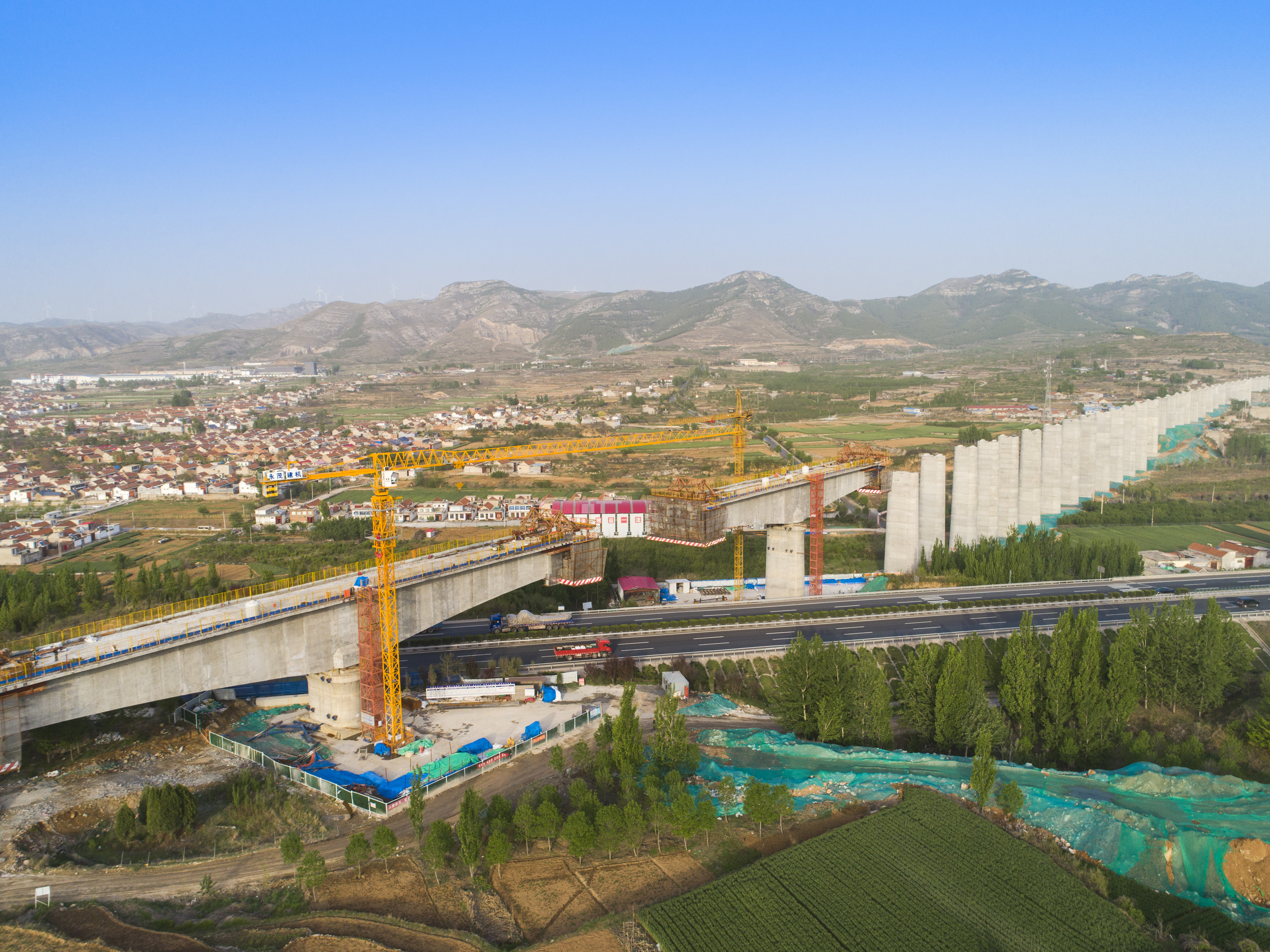 5米!济莱高铁最大跨度悬浇连续梁合龙