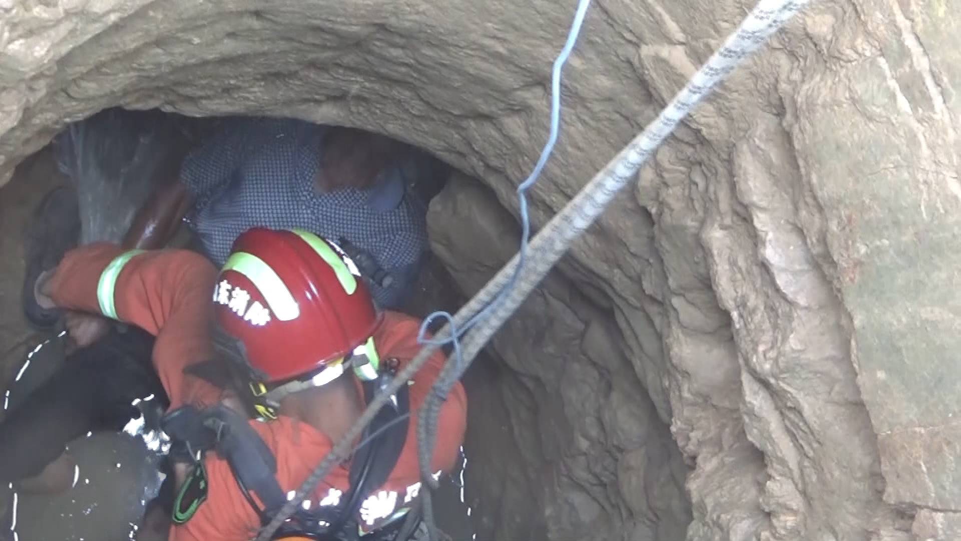 六旬老人被困6米深地窖 临沂消防员深入地窖助脱困