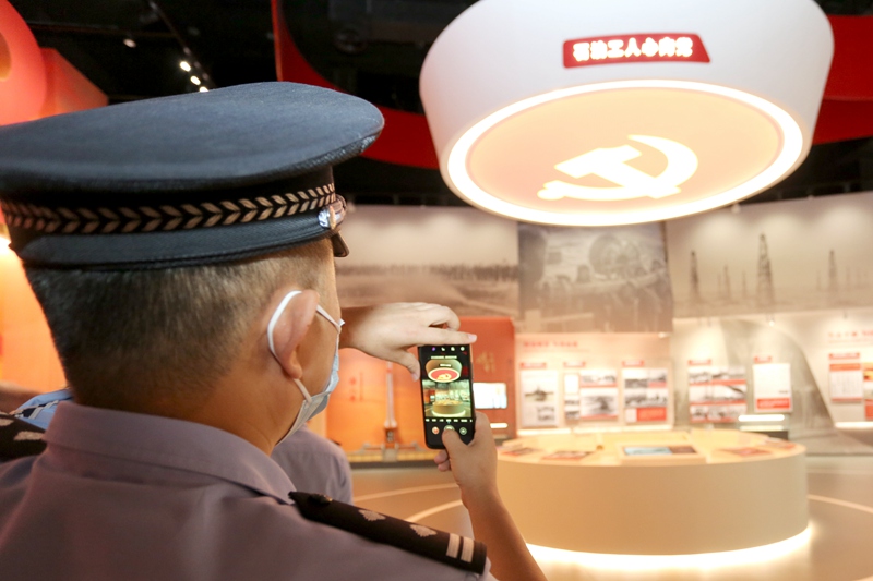 赓续红色血脉 东营出入境边防检查站组织民警到胜利油田优良传统展厅