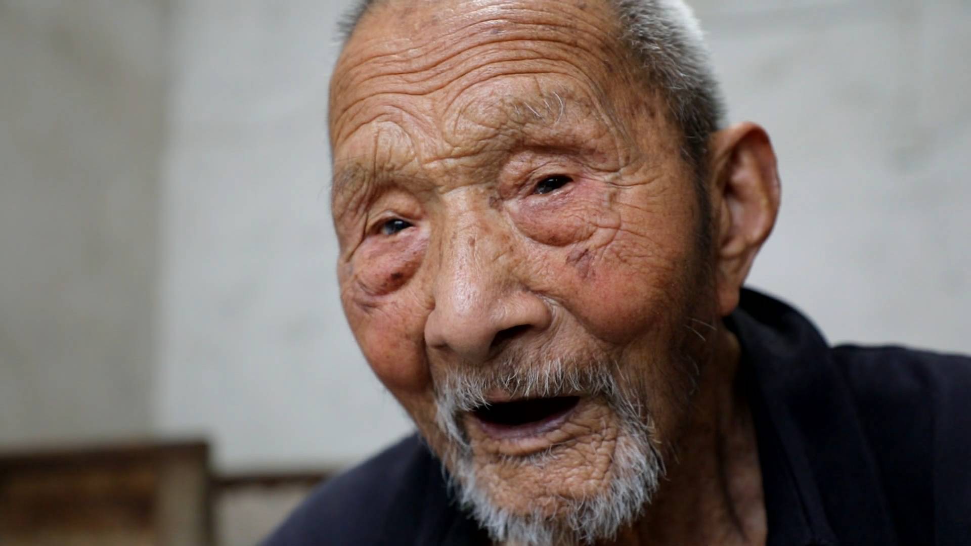 山东105岁老人成功接种新冠疫苗: "不疼,没感觉!