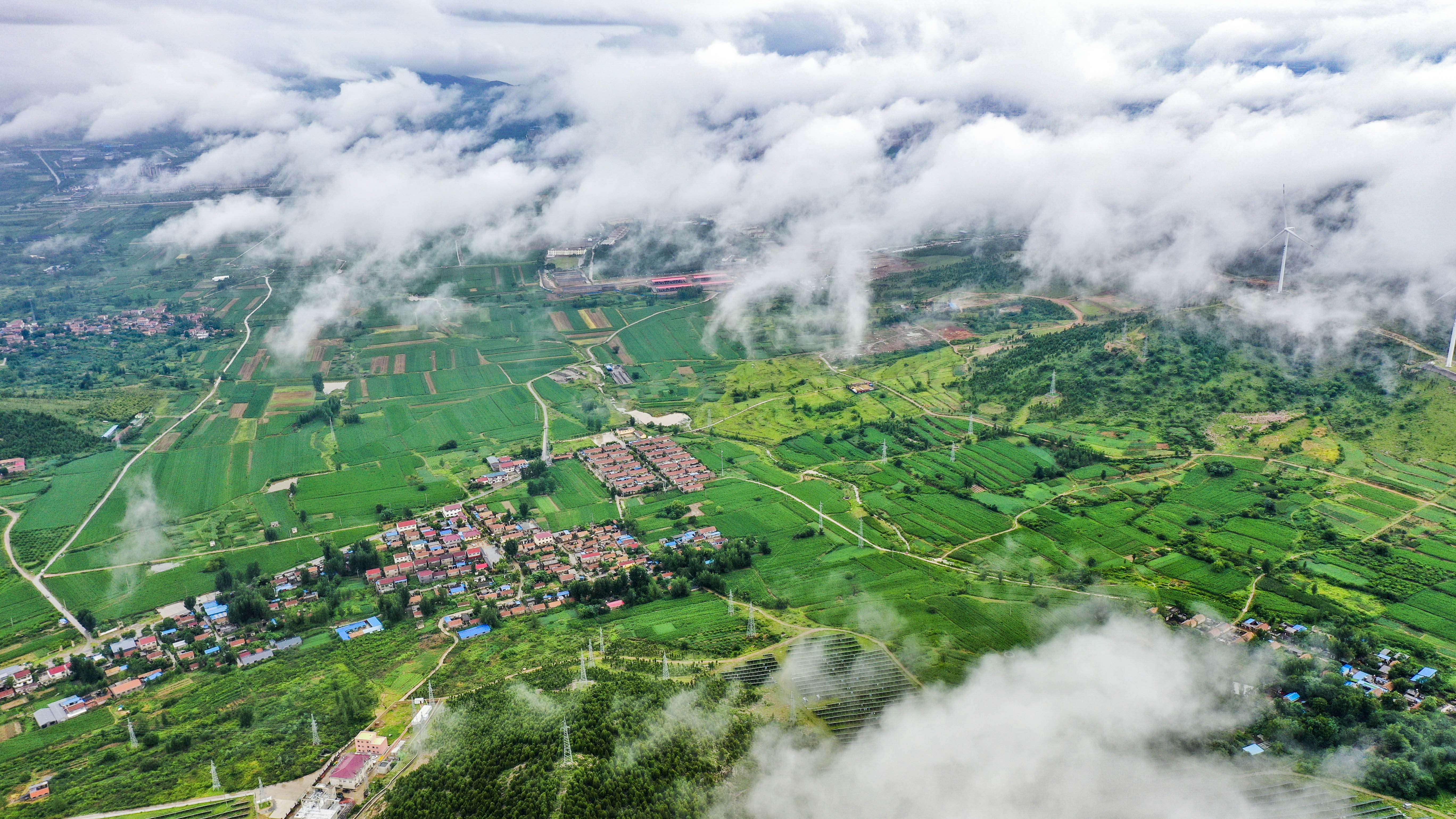 7月16日,山东省枣庄市台儿庄区南部山地区附近群山云雾缭绕,美不胜收.