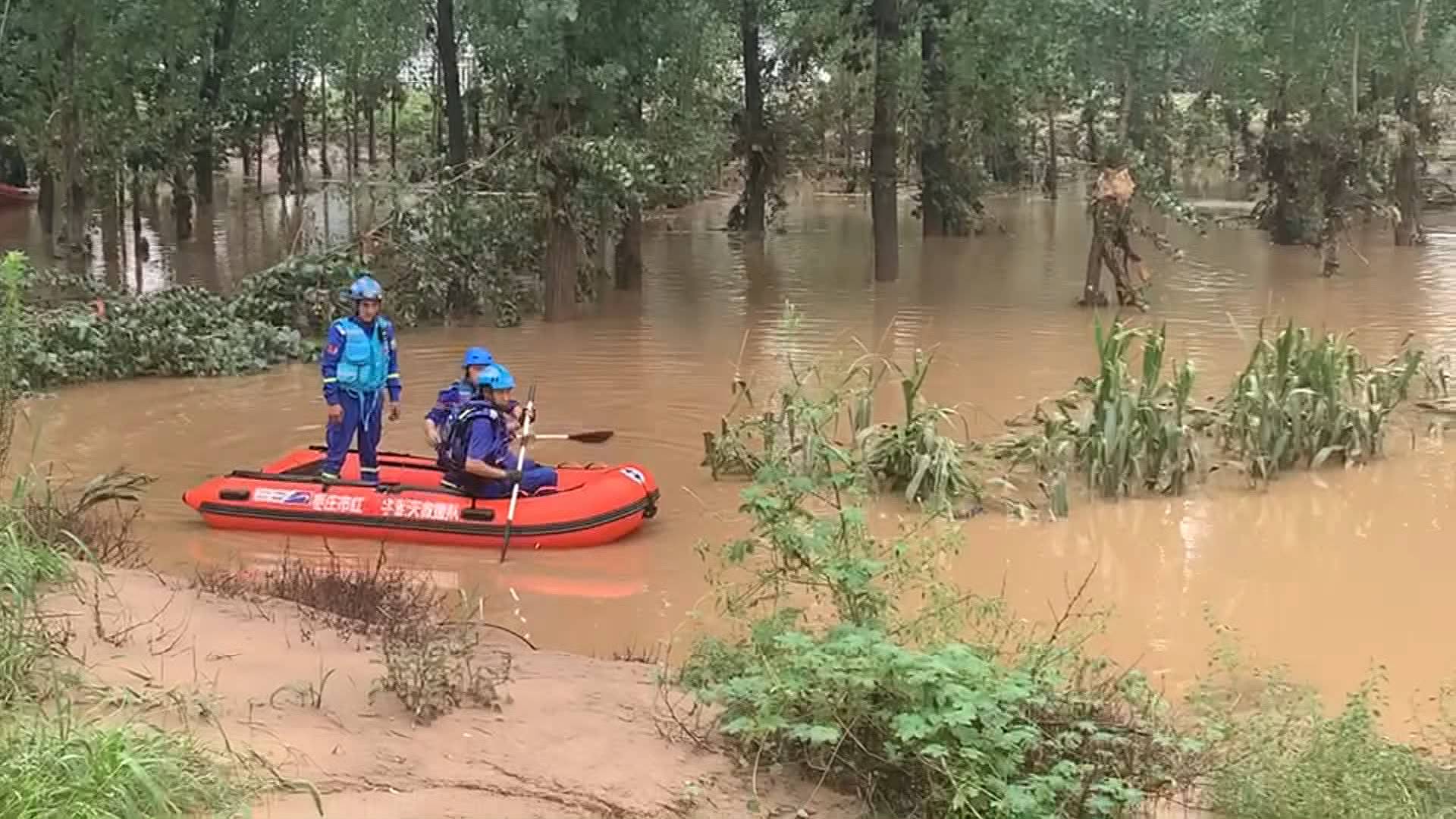 直击河南暴雨新密四名村民驾车被洪水冲走三人获救正搜寻失踪男子