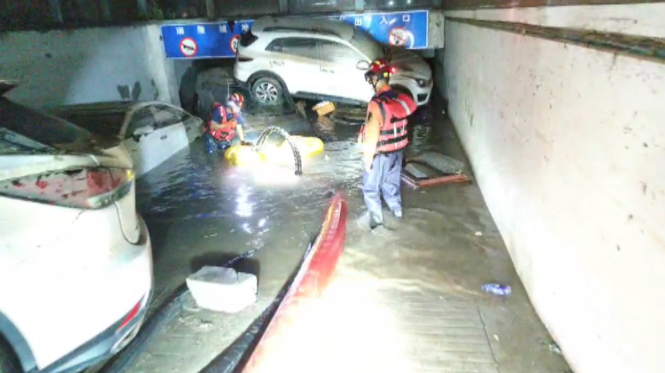 救援进行时！滨州消防除险郑州一小区地下车库 紧急排水1万立方米 水位下降60公分