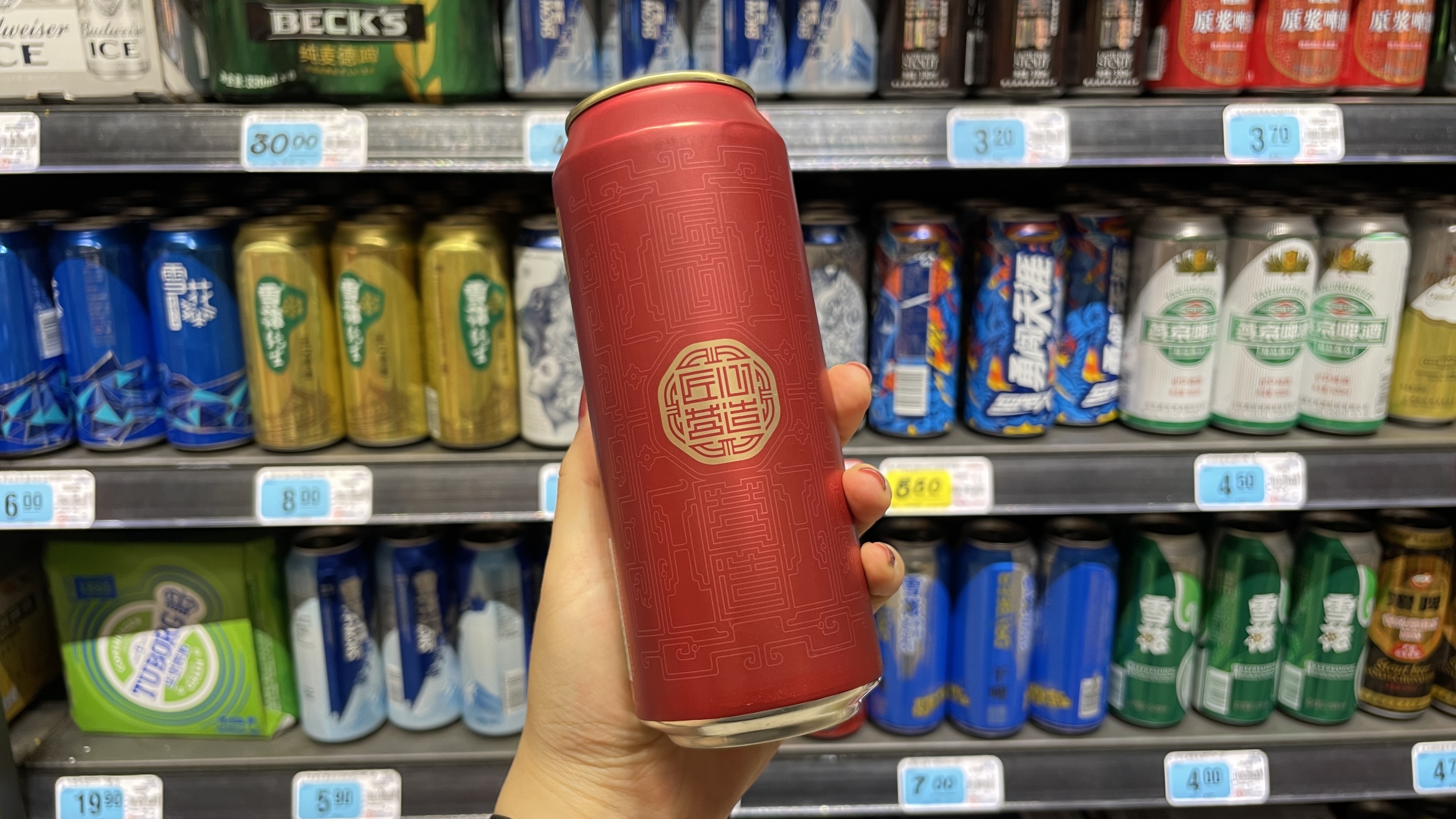 (雪花啤酒"匠心营造" 线下售价12.8元/罐)