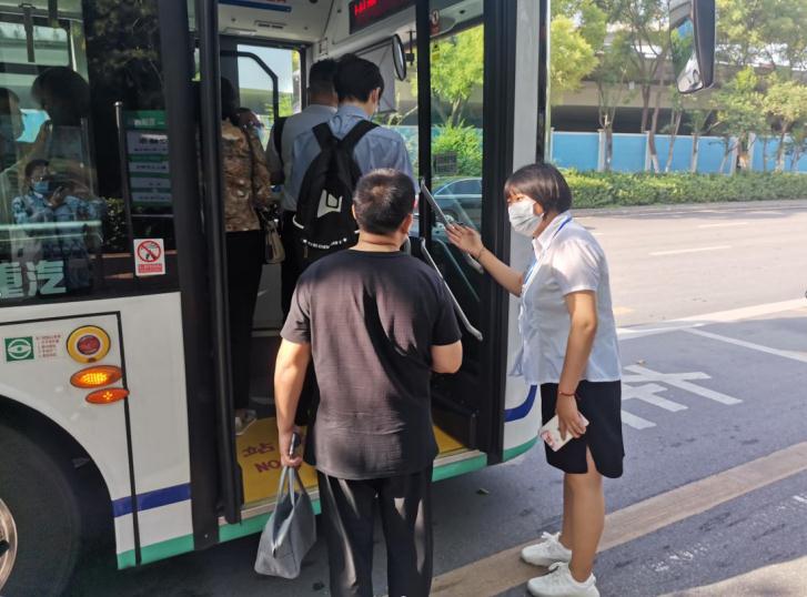 坐公交车前先准备好健康码!老年乘客不要担心,有他们在.