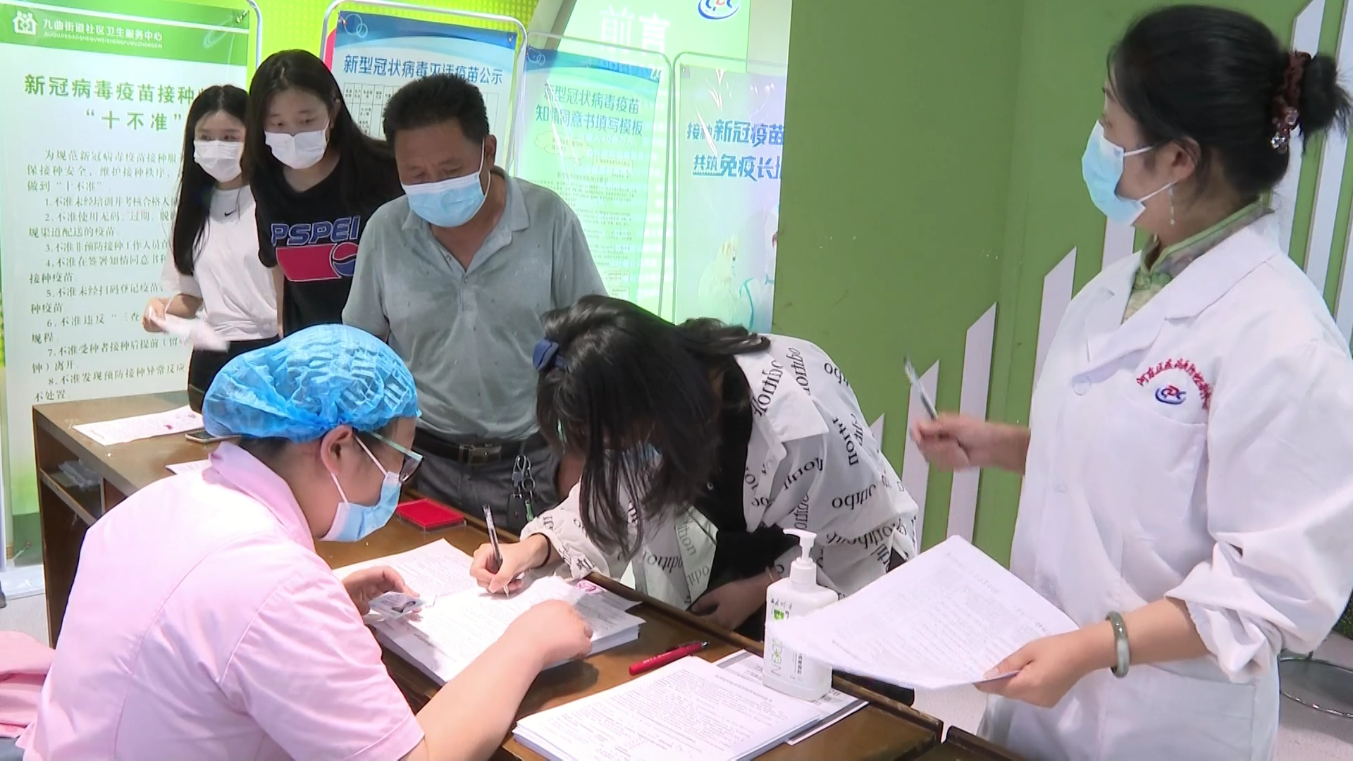 “学校找人、卫健打苗”  截至8月4日上午10时 临沂河东区15至17岁人群新冠疫苗已接种2.1万人次