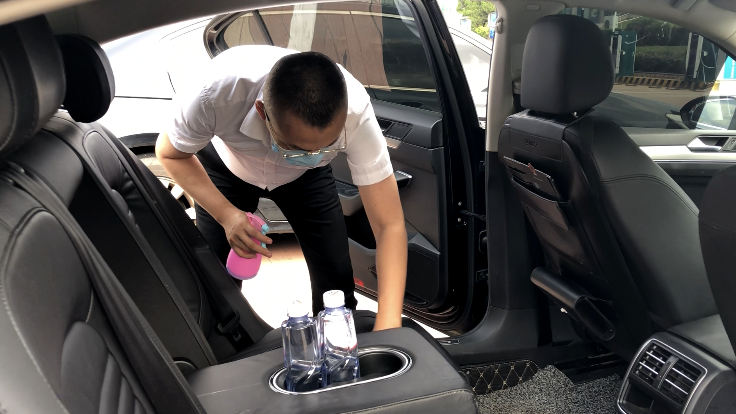 乘客下车后,网约车司机也会进行重点消毒,并保持车内通风.