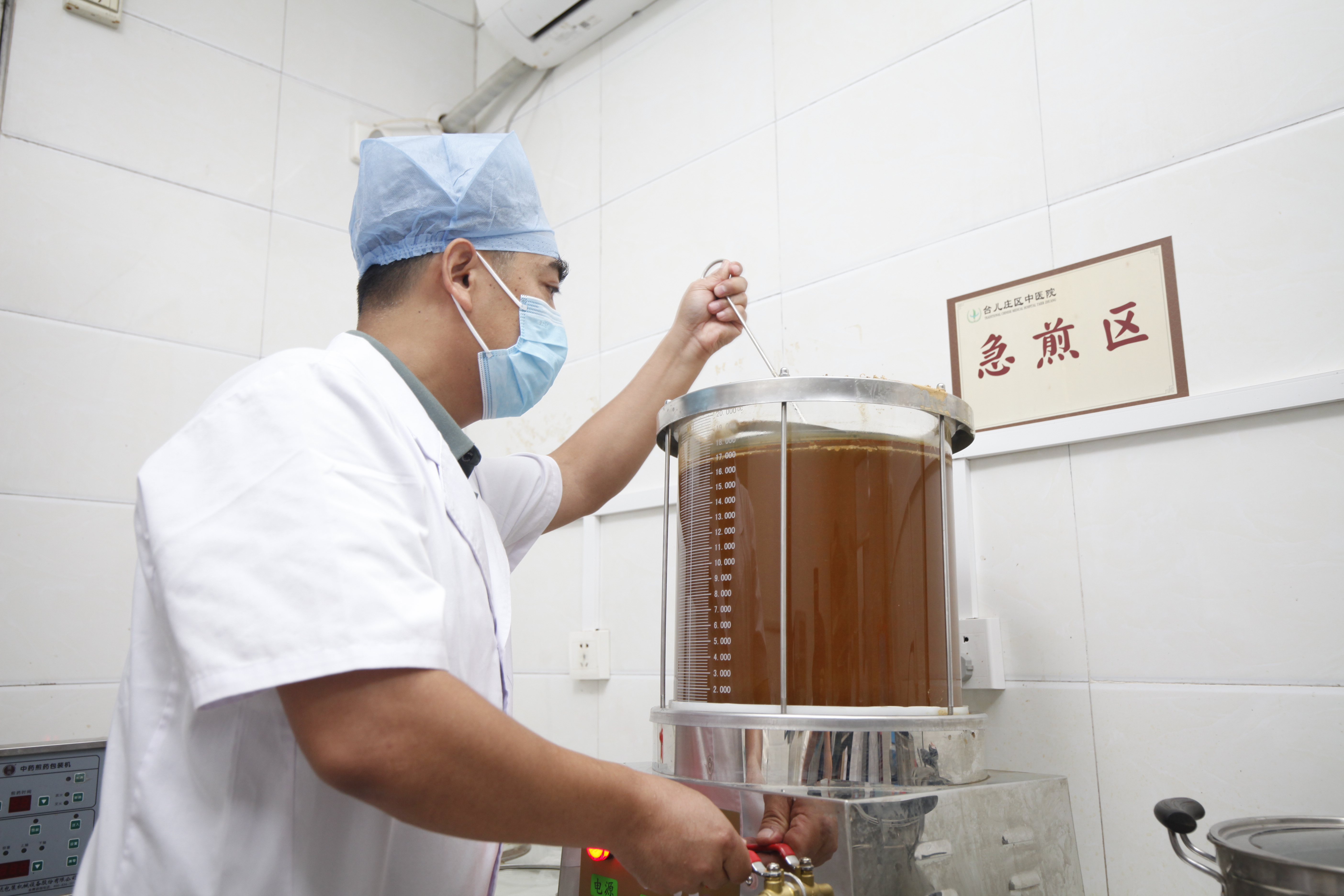 台儿庄区中医院熬制中药汤剂送至集中医学隔离点