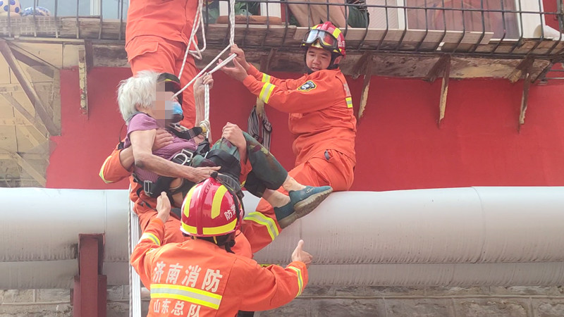 济南102岁老人悬身窗外 消防员爬梯“公主抱”救下