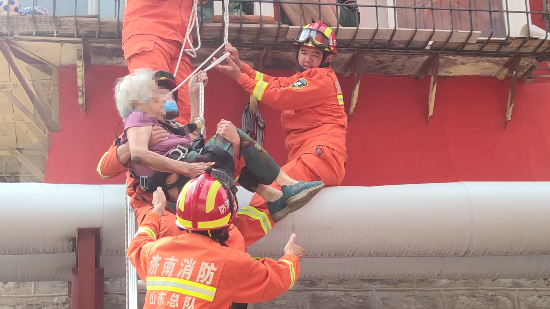 济南102岁老人悬身二楼窗外 消防救援上演“最美公主抱”