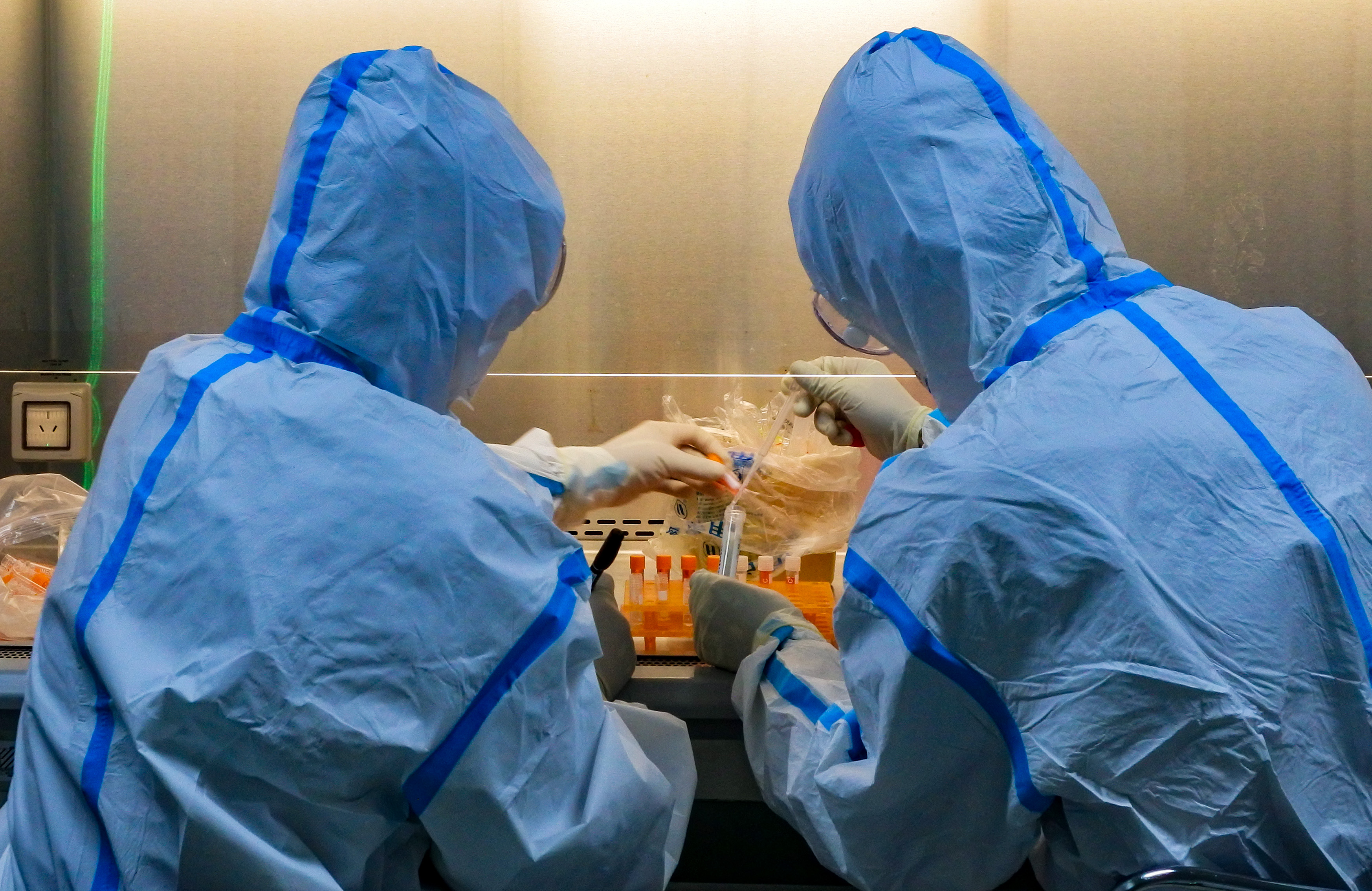 两名检测人员在实验室核心区中进行送检样本的核酸提取