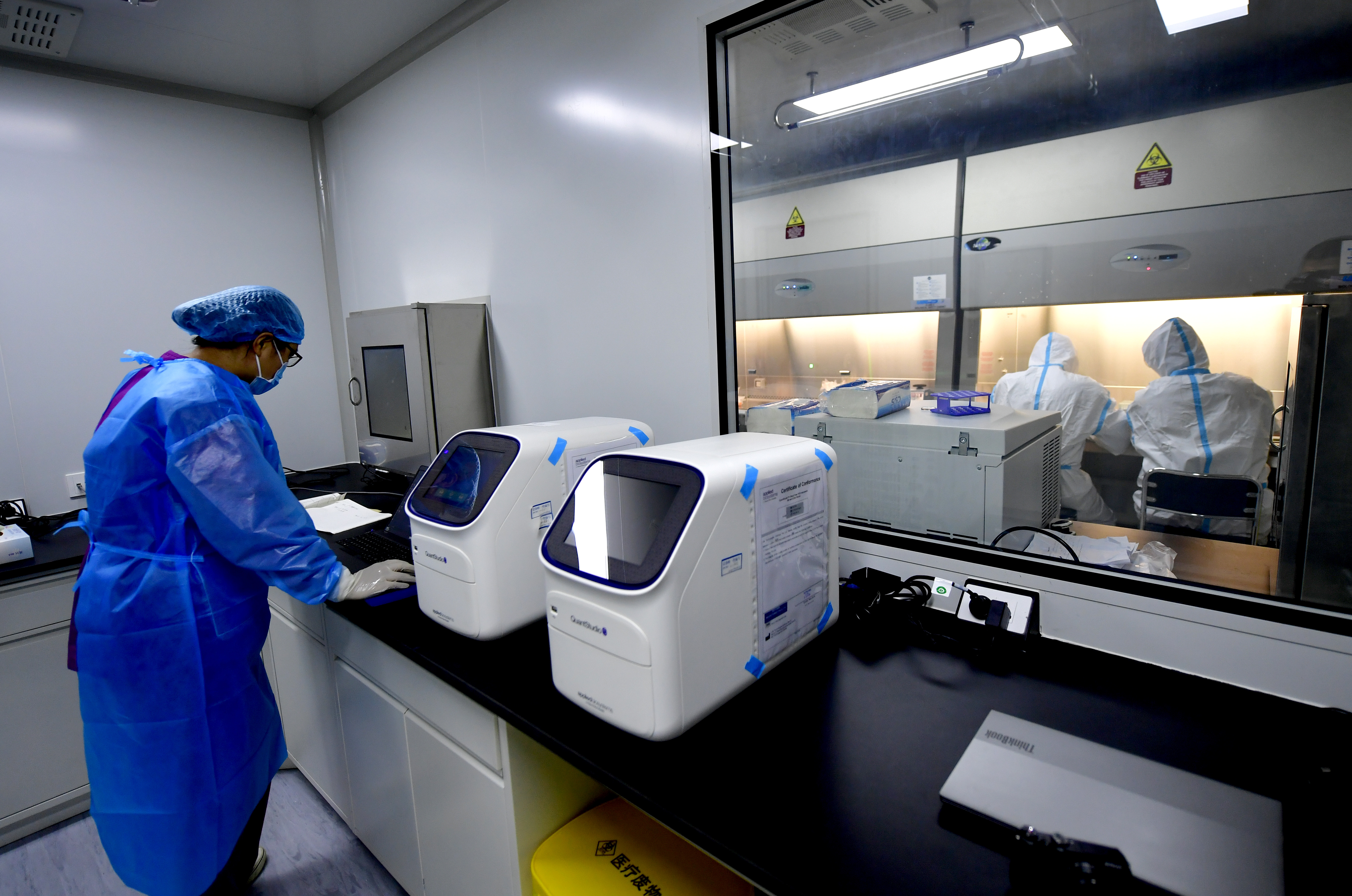 "一锤定音",为疫情防控"争分夺秒" 这就是新冠病毒检测员的日常工作