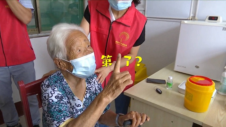 聊城108岁老太带85岁、78岁两儿子一起打疫苗 现场可爱发问：我成最大的了？