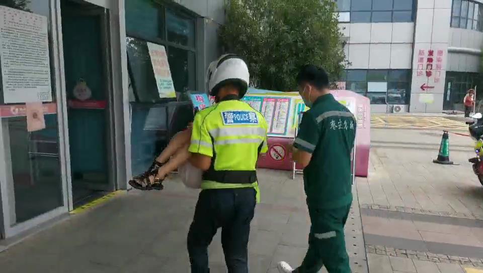枣庄薛城交警开辟“绿色通道”  及时救助事故受伤女童
