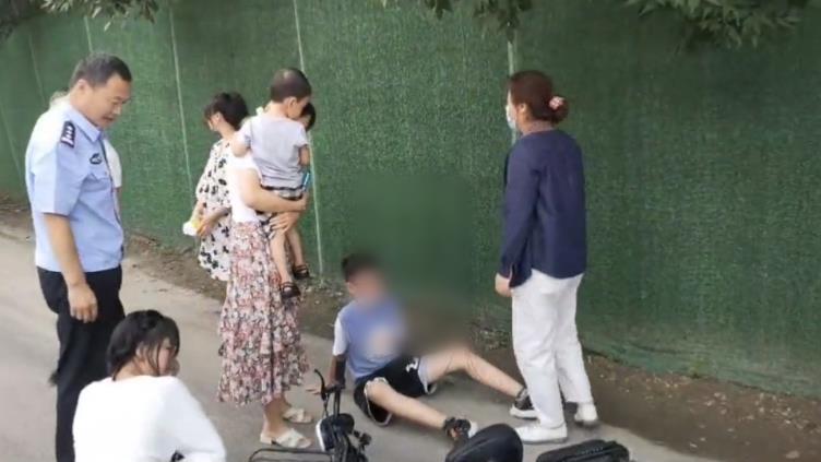 滨州阳信交警调研途中遇事故 警民齐心救助伤者