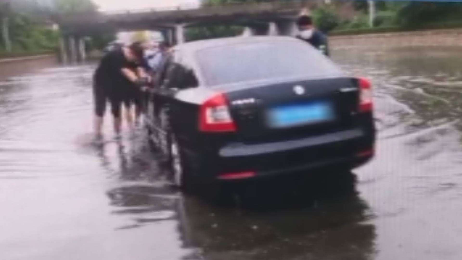 两辆轿车通过积水涵洞熄火被困 潍坊多部门救援人员合力下水推车